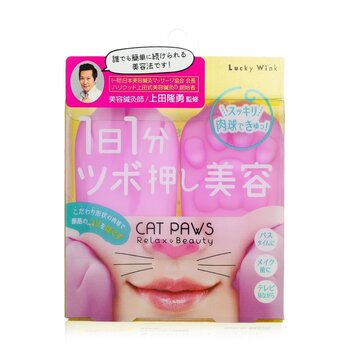 Masaje facial con patas de gato